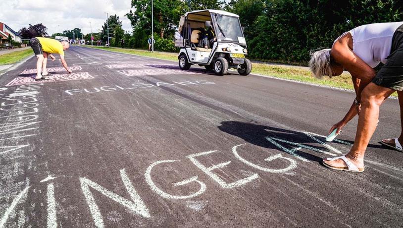 Tour de France: Vingegaard steht mit Kreide auf der Straße in Nyborg