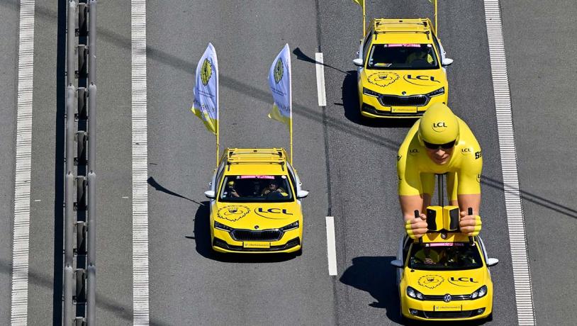 Tour de France Karavane på Storebæltsbroen - Karavanen kørte inden selve løbet og uddelte blandt andet souvenirs og andet