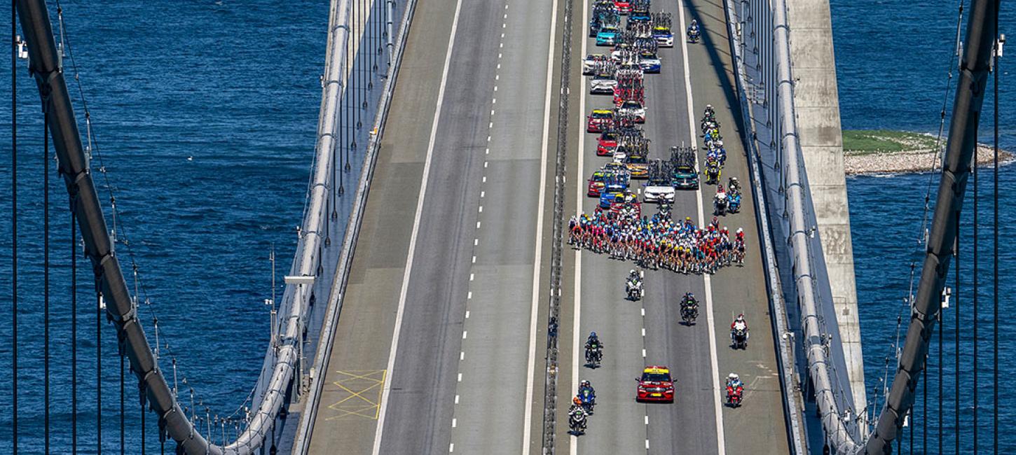 Radfahrer überqueren die Brücke über den Großen Belt