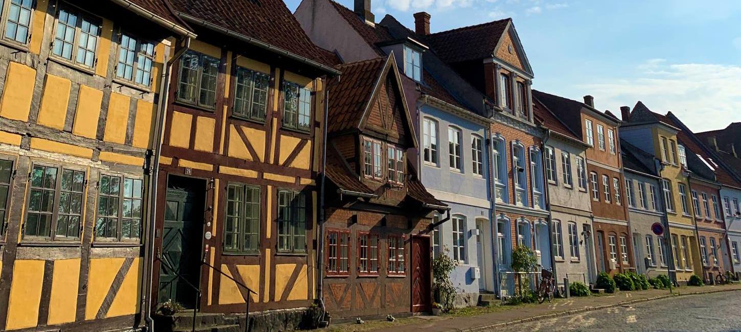 Charmerende Skippergade med farverige bindingsværkshuse