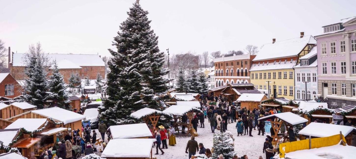 Blick auf den verschneiten Weihnachtsmarkt im alten Kongeby, Nyborg
