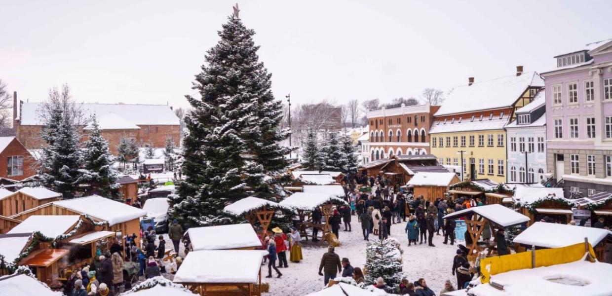Blick auf den verschneiten Weihnachtsmarkt im alten Kongeby, Nyborg