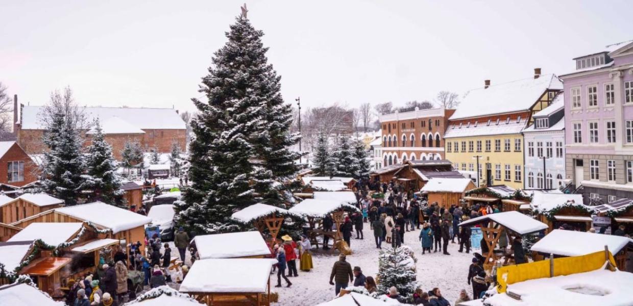 Udsigt til sneklædt julemarked i den gamle Kongeby, Nyborg