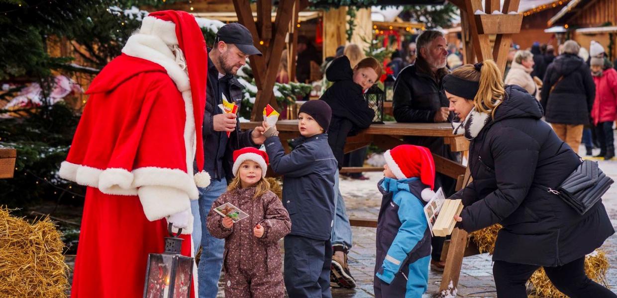 Der Weihnachtsmann begrüßt alle Kinder auf dem Weihnachtsmarkt in Nyborg