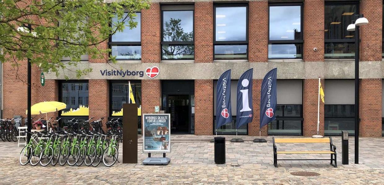 VisitNyborg midt på Nyborg Torv - decentral turistinformation