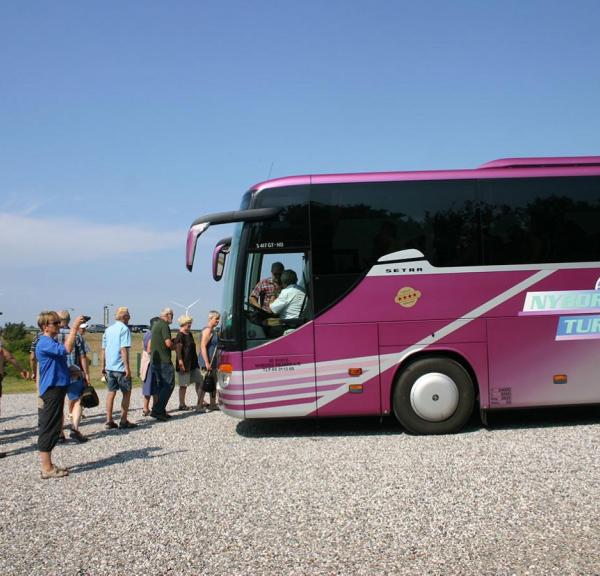 Gæster der stiger ind i bus