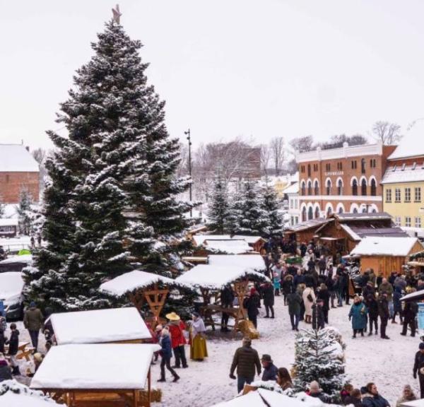 Blick auf den verschneiten Weihnachtsmarkt im alten Kongeby, Nyborg