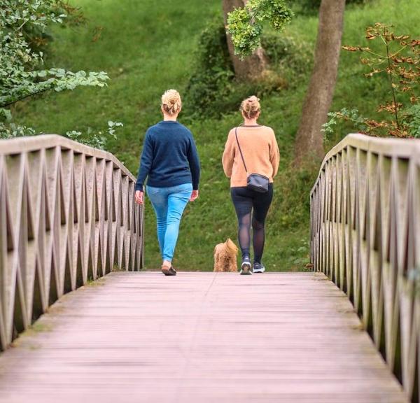 Einheimische Freunde machen einen Spaziergang im Ladegårdsskoven in der Nähe des Schloss Nyborg