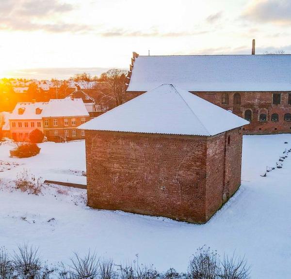 Sonnenuntergang über einem schneebedeckten Schloss Nyborg