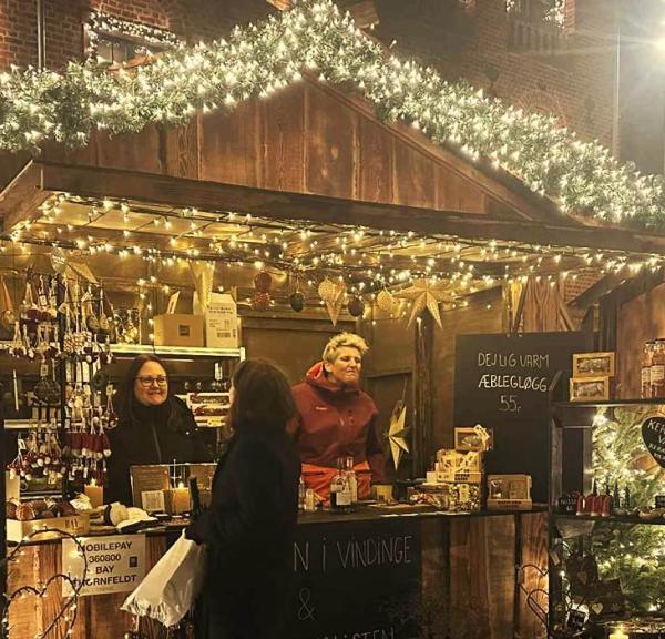 Vejboden i Vindinge & Vinspecialisten vinder for bedst julepyntet bod i 2. weekend til Jul i den gamle Kongeby 2026