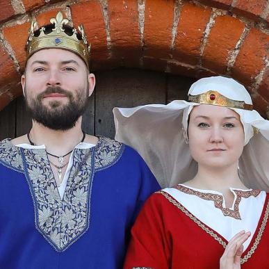 Middelalderdragterne, som Asger Brandstrup og Benedikte Hoeck bærer som Erik Klipping og dronning Agnes under Danehof 2022, er syet af Nyborg Slots Dragtlaug