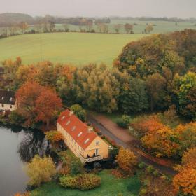 Kongshøj Mølle i flot efterårsvejr