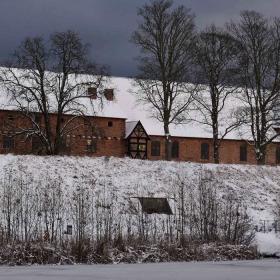 Nyborg Slot med sne på volden